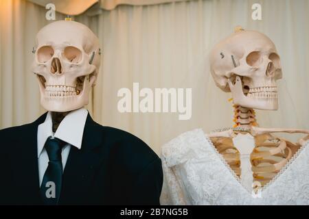Scheletri nel vestito sposo sposo sposato appena sposato, concetto Halloween festa. Foto Stock