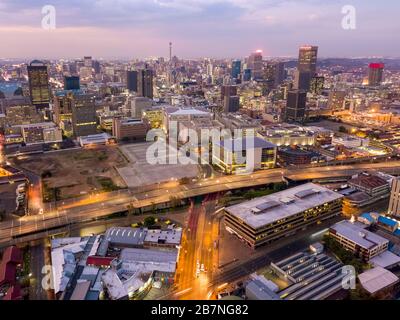 Veduta aerea del centro di Johannesburg illuminato dal traffico automobilistico, Sud Africa Foto Stock