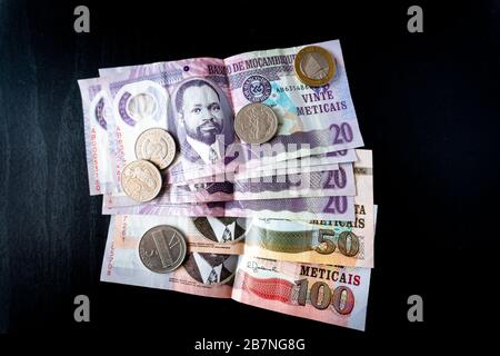 Metical mozambicano - banconote e monete dal Mozambico, Africa Foto Stock