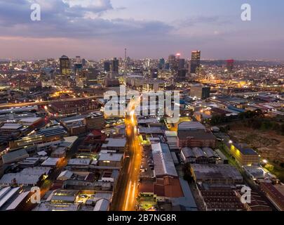 Veduta aerea del centro di Johannesburg illuminato dal traffico automobilistico, Sud Africa Foto Stock