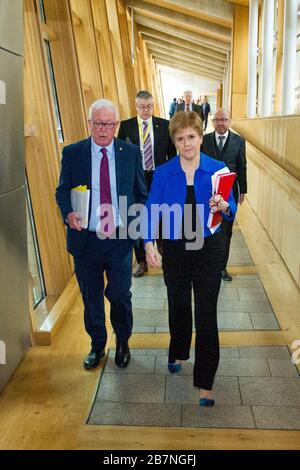 Edimburgo, Regno Unito. 17 Marzo 2020. Nella foto: (In blu), Nicola Sturgeon MSP - primo Ministro della Scozia e leader del partito nazionale scozzese (SNP). Dichiarazione ministeriale: Aggiornamento di Novel coronavirus COVID-19. Credit: Colin Fisher/Alamy Live News Foto Stock