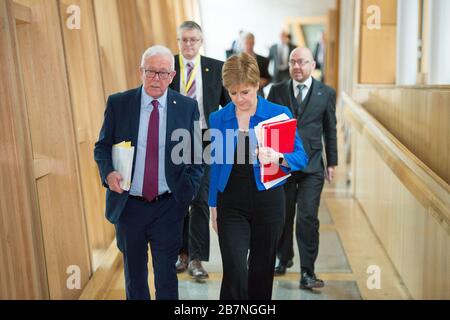 Edimburgo, Regno Unito. 17 Marzo 2020. Nella foto: (In blu), Nicola Sturgeon MSP - primo Ministro della Scozia e leader del partito nazionale scozzese (SNP). Dichiarazione ministeriale: Aggiornamento di Novel coronavirus COVID-19. Credit: Colin Fisher/Alamy Live News Foto Stock