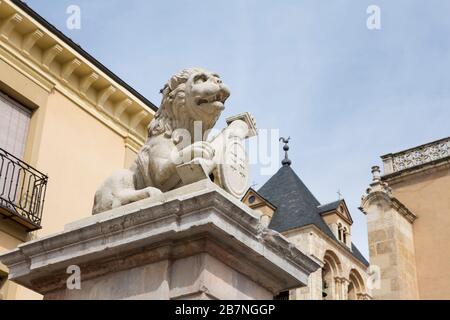 La scultura del Leone ospita una fontana nella Plaza de San Isidoro di León, Spagna. Inscritto sullo scudo è un tributo ai fondatori romani della città, il Foto Stock