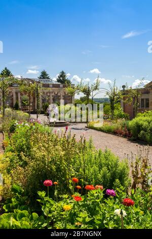 L'Orangerie vittoriana e giardino fiorito tagliato sulla tenuta Tyntesfield, nr Wraxall, Somerset del Nord, Inghilterra, Regno Unito Foto Stock