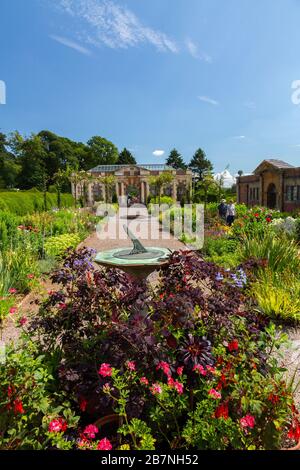 L'Orangerie vittoriana e giardino fiorito tagliato sulla tenuta Tyntesfield, nr Wraxall, Somerset del Nord, Inghilterra, Regno Unito Foto Stock