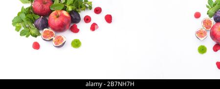 Frutti e frutti diversi. Assortimento di frutta raccolta su sfondo bianco. Fichi, mele, lamponi, menta. Spazio libero per il testo. Banner, formato lungo. Spazio di copia Foto Stock