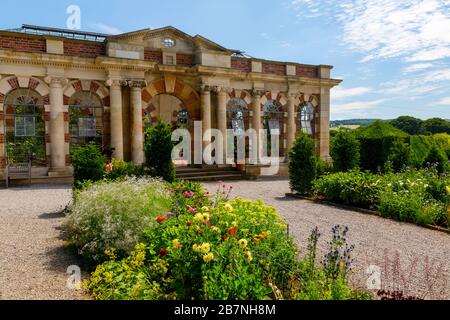 L'Orangerie vittoriana e giardino fiorito tagliato sulla tenuta Tyntesfield, nr Wraxall, Somerset del Nord, Inghilterra, Regno Unito Foto Stock