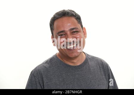 Un uomo indiano sorridente in uno studio su uno sfondo bianco che guarda alla macchina fotografica Foto Stock