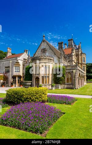 Una colorata esposizione di piante da letto estive nei giardini formali fuori Tyntesfield House, nr Wraxall, North Somerset, Inghilterra, Regno Unito Foto Stock