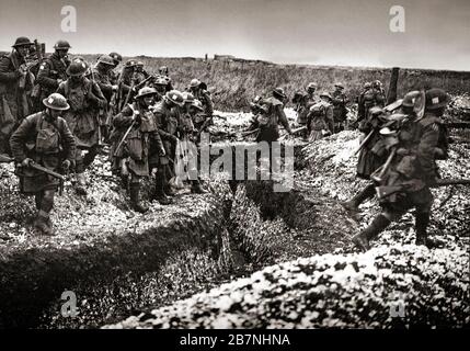 Soldati in forno degli altipiani Gordon che attraversano una trincea il primo giorno della battaglia di Cambrai, 1917. Cambrai, nel dipartimento del Nord, era un importante punto di rifornimento per la linea tedesca Hindenburg e la cattura della città e la vicina crinale Bourlon minacciava il retro della linea tedesca a nord. Foto Stock