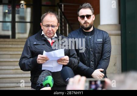 Paul Hett, padre della vittima dell'attacco all'Arena di Manchester Martyn Hett, (con il fratello di Martyn Matt, a destra) parlando al di fuori della corte del Minshull di Manchester dopo Hashem Abedi, fratello del kamikaze dell'Arena di Manchester Salman Abedi, è stato trovato colpevole all'Old Bailey a Londra di omicidio per l'attentato che ha ucciso 22 persone. Foto Stock