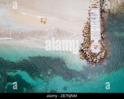 Santa Lucia caraibi, coppia in vacanza all'isola tropicale di Santa Lucia , uomini e donne in viaggio di piacere Foto Stock