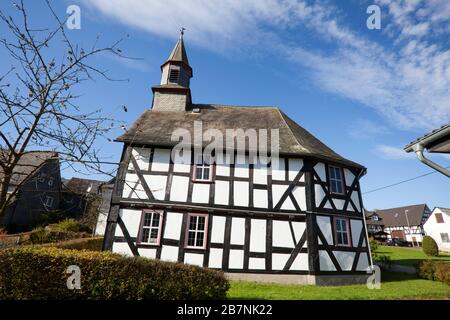 Edificio della chiesa a graticcio, ex cappella scolastica di Mannus Riedesel, 1703, Sassenhausen, Bad Berleburg, Germania, Europa Foto Stock