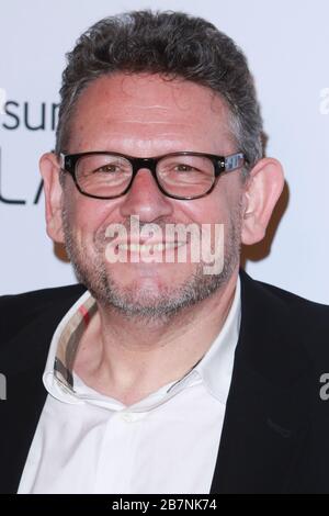 Los Angeles, Stati Uniti. 17 Marzo 2020. (FILE) CEO di Universal Music Group Lucian Grainge Test positivi per Coronavirus COVID-19. LOS ANGELES, CALIFORNIA, USA - FEBBRAIO 08: Presidente e Chief Executive Officer dell'Universal Music Group Lucian Grainge arriva all'Universal Music Group 2015 Post GRAMMY Awards Party che si tiene al Theatre Ace Hotel Downtown LA il 8 Febbraio 2015 a Los Angeles, California, Stati Uniti. (Foto di David Acosta/Image Press Agency) Credit: Image Press Agency/Alamy Live News Foto Stock