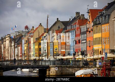 Copenhagen, capitale della Danimarca, il lungomare storico di Nyhavn, il quartiere dei canali e dei divertimenti fiancheggiato da case cittadine del XVII e XVIII secolo dai colori vivaci Foto Stock