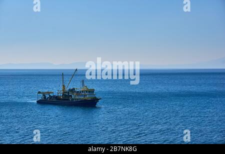 Pesca a strascico barca vicino a piano sparato Foto Stock