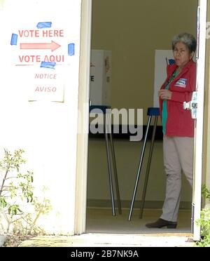 Boynton Beach, Stati Uniti. 17 Marzo 2020. Un residente della Florida entra in un centro di sondaggi per lanciare il suo voto sul giorno delle elezioni presidenziali primarie per il candidato democratico Joe Biden o Sen. Bernie Sanders alla biblioteca di Boynton Beach, Boynton Beach, Florida martedì 17 marzo 2020. Le linee ai siti di polling non esistono a causa della Pandemia di Coronavirus. Foto di Gary i Rothstein/UPI Credit: UPI/Alamy Live News Foto Stock