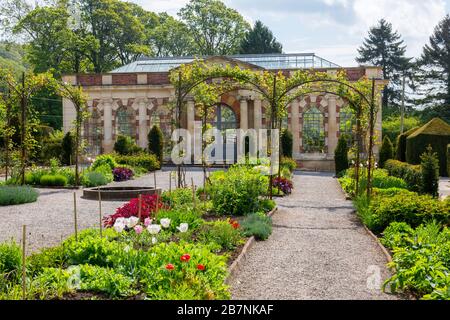 L'Orangerie vittoriana e giardino fiorito tagliato sulla tenuta Tyntesfield, nr Wraxall, Somerset del Nord, Inghilterra, Regno Unito Foto Stock