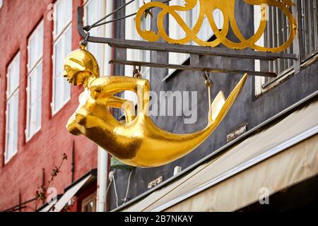 Copenhagen, capitale della Danimarca, Nyhavn storico Havfruen Restaurant segno d'oro sirena appeso Foto Stock