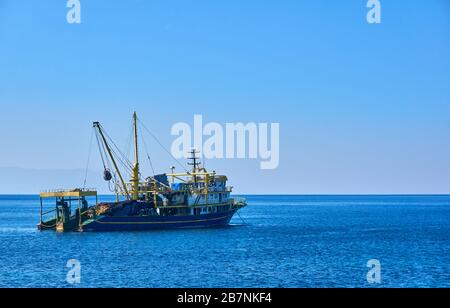 Pesca a strascico barca vicino a piano sparato Foto Stock