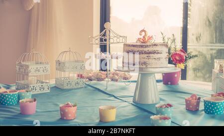 Fuoco selettivo di una torta di compleanno con il numero tre - ottimo per un background Foto Stock