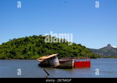 NAUFRAGIO DELLA BARCA DA PESCA, VITORIA BRASIL. Foto Stock