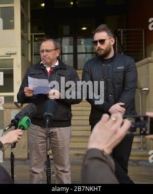 Paul Hett, padre della vittima dell'attacco all'Arena di Manchester Martyn Hett, (con il fratello di Martyn Matt, a destra) parlando al di fuori della corte del Minshull di Manchester dopo Hashem Abedi, fratello del kamikaze dell'Arena di Manchester Salman Abedi, è stato trovato colpevole all'Old Bailey a Londra di omicidio per l'attentato che ha ucciso 22 persone. Foto Stock