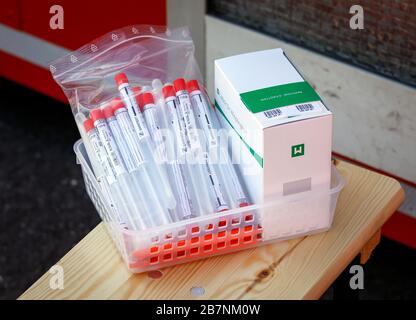 17.03.2020, Kempen, Renania settentrionale-Vestfalia, Germania - Drive-in per il test del coronavirus, con questi tamponi nella provetta del campione un medico al test mobile s Foto Stock