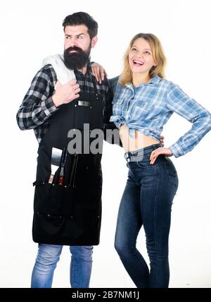 Cucina sana. Weekend per famiglie. Barbecue a picnic. Ricetta per cucinare cibo. Coppia in amore tenere utensili da cucina. Uomo barbuto hippster e ragazza. Preparazione e culinario. Attrezzi per arrostire la carne all'aperto. Foto Stock