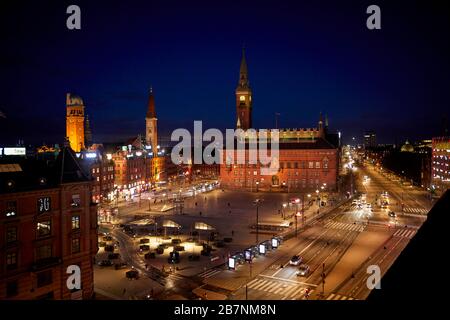 Copenaghen, capitale della Danimarca, Piazza del Municipio e il municipio di notte Foto Stock