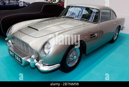 Vista frontale di tre quarti dell'Aston Martin DB5 Goldfinger Continuation Model, in mostra al Salone dell'Auto classica di Londra 2020, Foto Stock