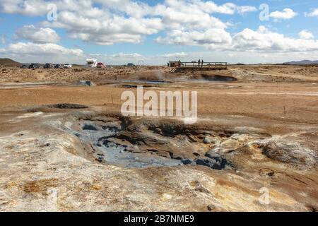 Fango bollente al Hverir spot geotermico nel nord dell'Islanda Foto Stock