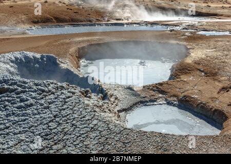 Fango bollente al Hverir spot geotermico nel nord dell'Islanda Foto Stock
