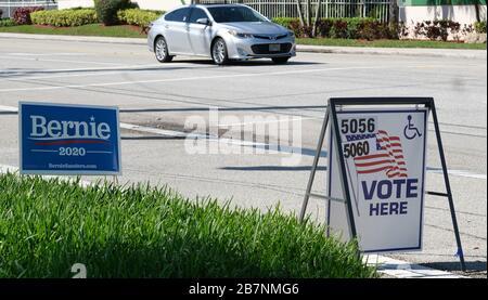 Boynton Beach, Stati Uniti. 17 Marzo 2020. Una stazione di polling a Delray Beach, Florida solitamente affollata con i segni elettorali mostra soltanto un segno per i Sanders candidati al giorno di elezione primaria presidenziale per il candidato democratico Joe Biden o Sen Bernie Sanders alla biblioteca di Delray Beach, Delray Beach, Florida il martedì 17 marzo 2020. Le linee ai siti di polling non esistono a causa della Pandemia di Coronavirus. Foto di Gary i Rothstein/UPI Credit: UPI/Alamy Live News Foto Stock