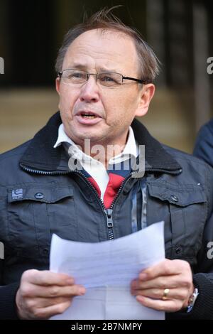 Paul Hett, padre della vittima dell'attacco all'Arena di Manchester Martyn Hett, parlando al di fuori della corte del Minshull di Manchester dopo che Hashem Abedi, fratello del kamikaze dell'Arena di Manchester Salman Abedi, è stato trovato colpevole all'Old Bailey a Londra di omicidio per l'attentato che ha ucciso 22 persone. Foto Stock