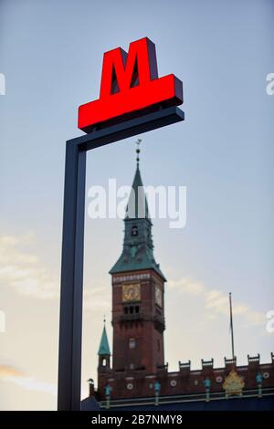 Copenhagen, capitale della Danimarca, cartello per la stazione della metropolitana Rådhuspladsen situata sul Municipio Foto Stock