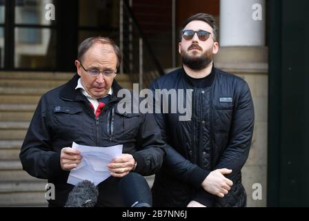 Paul Hett, padre della vittima dell'attacco all'Arena di Manchester Martyn Hett, (con il fratello di Martyn Matt, a destra) parlando al di fuori della corte del Minshull di Manchester dopo Hashem Abedi, fratello del kamikaze dell'Arena di Manchester Salman Abedi, è stato trovato colpevole all'Old Bailey a Londra di omicidio per l'attentato che ha ucciso 22 persone. Foto Stock