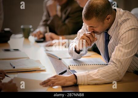 Metà-imprenditore adulto seduto in un ufficio. Foto Stock