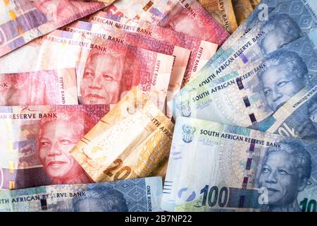 Banconote e monete di valuta sudafricana chiamate Rand Foto Stock