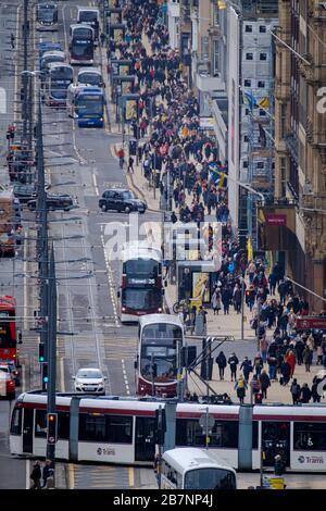 Gli autobus e i tram viaggiano su e giù per Princes Street, la principale strada dello shopping nel centro di Edimburgo. Foto Stock