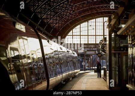 Copenaghen, capitale della Danimarca, Copenaghen S-train ibrido urbano-suburbano alla stazione centrale Foto Stock