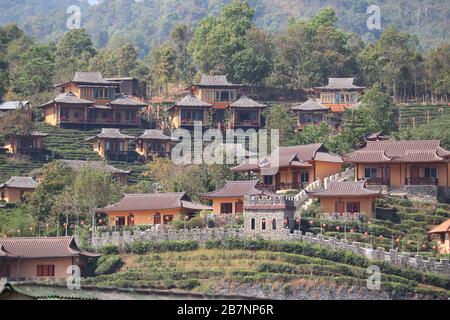 CASE NEL VILLAGGIO CINESE DI BAN RAK THAI NEL NORD DELLA THAILANDIA. Foto Stock