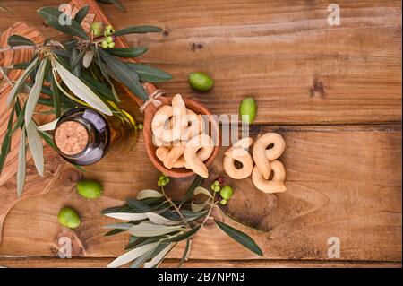 Antipasto di vino italiano Tarall su un tavolo di legno Tradizionali biscotti salati del sud Italia. Sopra. Spazio di copia Foto Stock