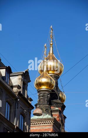 Copenhagen, Danimarca, Chiesa di San Alessandro Nevsky cupole dorate CHIESA ORTODOSSA RUSSA ALLE NUVOLE Foto Stock