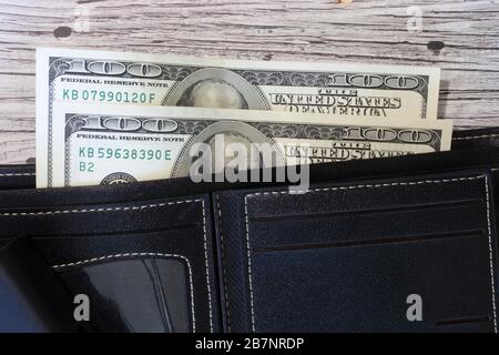 Denaro nel portafoglio primo piano. Vista superiore dei dollari con spazio di copia Foto Stock