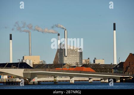 Copenaghen, la capitale della Danimarca, Amager Bakke (Amager Hill), nota anche come Amager Slope, un impianto combinato di produzione di energia e rifiuti di energia ad Amager Foto Stock