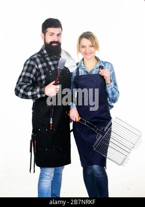 Uomo barbuto hippster e ragazza pronto per barbecue sfondo bianco. Tempo libero estivo. Festa barbecue cortile. Idee per barbecue in famiglia. Coppia innamorata prepararsi per il barbecue. Picnic e barbecue. Foto Stock