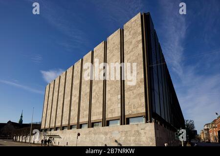 Copenaghen, capitale della Danimarca, edificio della banca centrale con mura a cortina della Banca nazionale danese progettato dall'architetto Arne Jacobsen Foto Stock