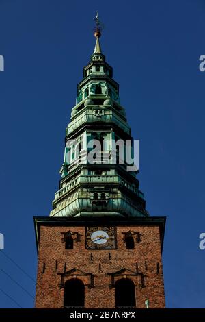 Copenaghen, capitale della Danimarca, Nikolaj Contemporary Art Center Torre dell'orologio neobarocco e l'ex chiesa di San Nicola Foto Stock