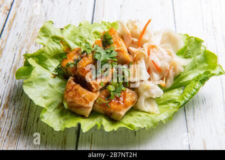 Il tofu stinky è una forma cinese di tofu fermentato che ha un odore forte. Di solito viene venduto ai mercati notturni o ai posti a bordo strada come uno spuntino‘s Foto Stock